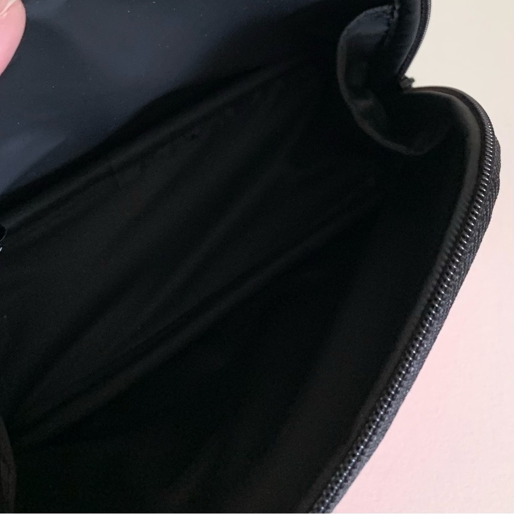 Hold Chanel Red zippy pouch - Picture 13 of 15